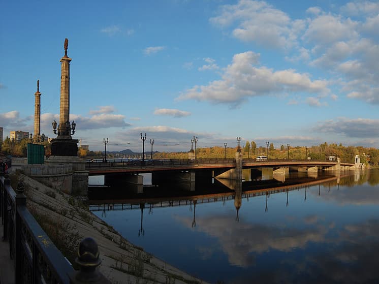 В Донецке, несмотря на обстрелы, продолжается строительство: асфальт укладывают в местах, где его никогда не было.