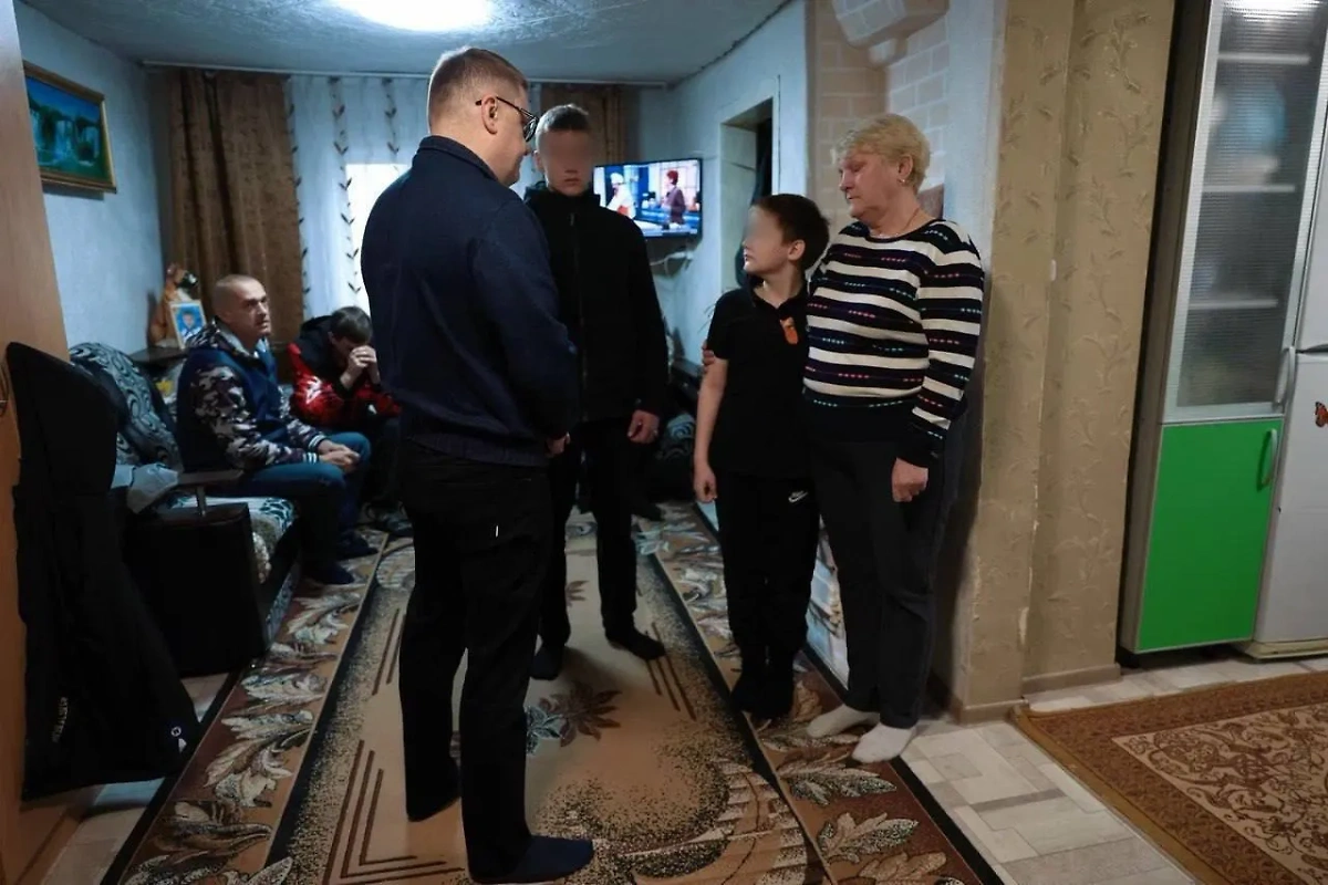 Алексей Текслер приехал к родным Еленой Манжосовой. Фото © Телеграм / Алексей Текслер